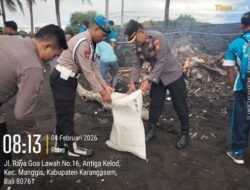 Ciptakan Lingkungan Sehat, Personil Polsek Manggis Gelar Aksi Bersih-Bersih di Pantai Yehmalet
