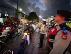 Personil Ops Keselamatan Sosialisasikan Kamseltibcarlantas kepada Pengendara, di TL. Nusa Indah