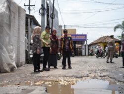 Bupati Subandi Pantau Perbaikan Jalan Berlubang di Sejumlah Ruas Strategis Sidoarjo