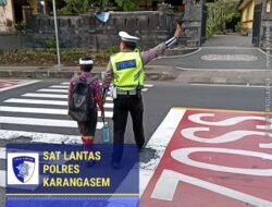 Cegah dan Antisipasi Lakalantas pada  Para Pelajar, Personil Lantas Sebrangkan Siswa Siswi SD Negeri 1 Subagan