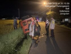 Respon Cepat Personel Polsek Bebandem, Evakuasi Mobil yang Terperosok ke Selokan