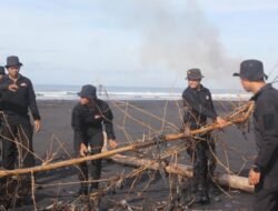 Ciptakan Lingkungan Bersih dan Asri, Brimob Polda Bali Laksanakan Karya Bakti di Pantai Klating