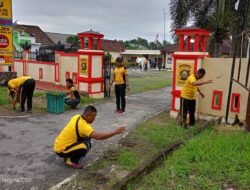 Polsek Belitang III Melaksanakan Kegiatan Korve Membersihkan Lingkungan Mako