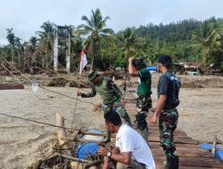 Gerak Cepat TNI, Jembatan Apung Reje Payung Kembali Bisa Dilalui