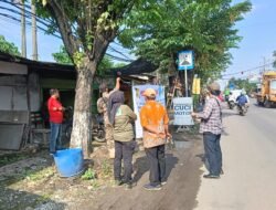 Pemasangan Banner Rencana Pembongkaran Bangli di Jalan Raya Driyorejo dihadiri Pemdes dan Forpimcam 
