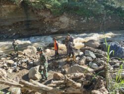 Satgas Bencal Bersama Warga Gotong Royong Kumpulkan Batu Bronjong di Jembatan Gantung Langit Desa Bius