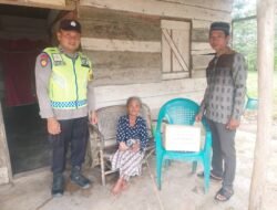 Jumat Berkah Polsek Belitang III Berikan Bansos Kepada Warga Yang Membutuhkan