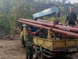 Babinsa Koramil 05/Linge Bantu Mobilisasi Tiang Listrik di Desa Linge