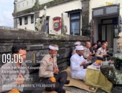 Rayakan Tumpek Kandang, Personel Polsek Bebandem Gelar Persembahyangan Bersama Demi Keselamatan dan Keharmonisan Alam
