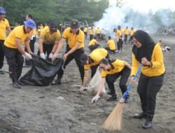Ciptakan Lingkungan Bersih dan Asri, Polres Jembrana Pimpin Aksi Bersih Pantai Tanjung Cemara