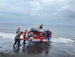 Personel Sat Polairud Polres Karangasem,Tim SAR Gabungan Lakukan Pencarian Nelayan Hilang di Perairan Amed