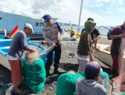 Kepedulian Sat Polairud Polres Karangasem, Bantu Warga Nelayan Proses Melepas Ikan dari Jaring saat Turun Melaut