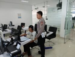Personil Lantas Laksanakan Berikan Teori Avis Komputerisasi, kepada Pemohon SIM Baru