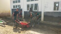 Satgas Gulbencal Bersihkan SMPN 26 Takengon Pasca Banjir Bandang di Linge