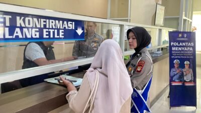 Kena ETLE, Tak Bisa Bayar Pajak, Polwan Ditlantas Sulsel Dampingi Wajib Pajak Urus Blokir STNK
