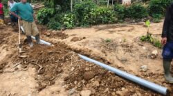 Bhabinkamtibmas Polres Aceh Tengah Bersama Warga Gotong Royong Pasang Saluran Air Bersih Pascabencana