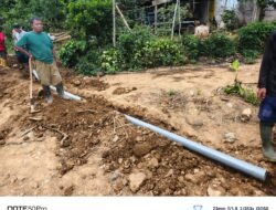 Bhabinkamtibmas Polres Aceh Tengah Bersama Warga Gotong Royong Pasang Saluran Air Bersih Pascabencana