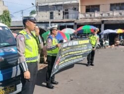 Memasuki Hari ke 10 Ops Keselamatan Agung 2026, Satlantas Polres Karangasem Bentangkan Spanduk Keselamatan Berlalulintas