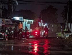 Pasca Penertiban Kios, Banjir Rendam Jalur Sumput–Semambung Driyorejo, Puluhan Motor Mogok