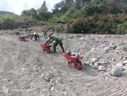 Wujud Kemanunggalan TNI Pascabencana, Satgas Kodim 0106/Aceh Tengah Perbaiki Jembatan Rusak