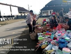 Melalui Giat Jum’at Curhat, Bhabinkamtibmas Sambangi Pasar Bungaya, Serap Aspirasi Warga