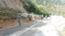 Satgas Gulbencal Bersihkan Material Longsor di Jalan Bukit Sama Kute Panang