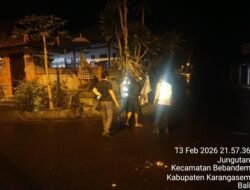 Jaga Kamtibmas Tetap Kondusif, Polsek Bebandem Gelar Blue Light Patrol Meski di Tengah Rintik Hujan