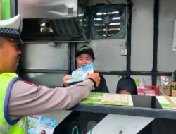 Wujudkan Keselamatan dan Tertib Berlalulintas, Ops Keselamatan Agung 2026 Sat Lantas Polres Karangasem Bagikan Brosur kepada Masyarakat 