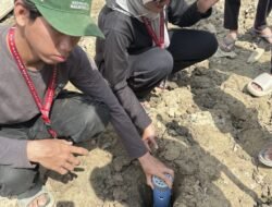 Mahasiswa KKN Unimal Bangun Biopori untuk Kurangi Genangan dan Edukasi Pengelolaan Sampah di Paya Tukai