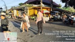Pastikan Arus Lalulintas Lancar, Personil Polsek Rendang Atensi Arus Lalu Lintas di Simpang 4 Pasar Rendang