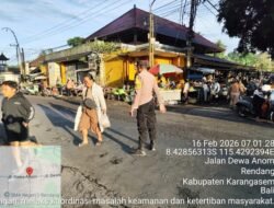 Pastikan Arus Lalulintas Lancar, Personil Polsek Rendang Atensi Arus Lalu Lintas di Simpang 4 Pasar Rendang