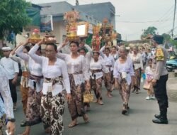 Pastikan Kelancaran Arus Lalulintas, Personil Polsek Sidemen Berikan Pengamanan Kegiatan Adat