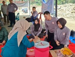 Mahasiswa STIK-PTIK Angkatan 83 Salurkan Daging Meugang dan Masak untuk Warga Kala Segi Jelang Ramadhan