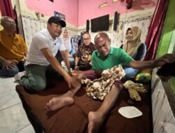 Bupati Subandi serahkan bantuan Kursi Roda dan Rumah Tak Layak Huni untuk warga