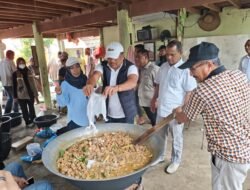 Rajut Kebersamaan Jelang Ramadan, Bupati Bireuen Masak dan Makan Daging Meugang Bersama Pengungsi di Alue Kuta