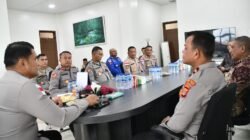 Kapolres Aceh Timur Serahkan Penghargaan Kapolda Aceh kepada Purnawirawan