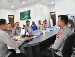 Kapolres Aceh Timur Serahkan Penghargaan Kapolda Aceh kepada Purnawirawan