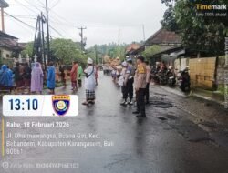 Sinergi Personel Polsek Bebandem dan Pecalang Jaga Kekhidmatan Upacara Pelebon di Budakeling
