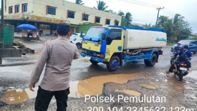 POLSEK PEMULUTAN LAKSANAKAN GIAT STRONG POINT, SAMPAIKAN IMBAUAN KESELAMATAN DI TITIK JALAN BERLUBANG