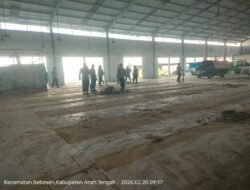 Polsek Bebesen dan Brimob Polda Aceh Gotong Royong Bersihkan Pasar di Bulan Ramadhan