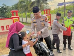 Menjelang Buka Puasa Polsek Belitang III Berbagi Takjil Kepada Warga Masyarakat Yang Melintas Dijalan Desa Nusa Bakti