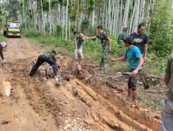 Satgas TMMD Ke-127 Kodim 0111/Bireuen dan Warga Bersatu Perbaiki Jalan Rusak di Jeumpa Sikureung