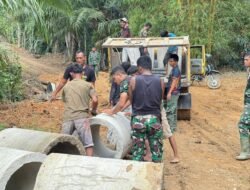 Kebersamaan Warga dan Satgas TMMD Turunkan Gorong-Gorong untuk Pembangunan Jalan di Jeumpa Sikureung