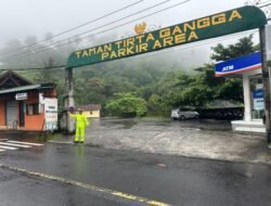 Ditengah Rintik Hujan, Sat Lantas Tetap Memberikan Pengamanan di Obyek Wisata Tirtagangga