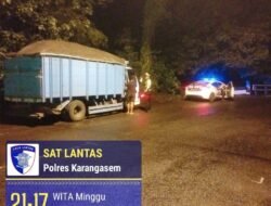 Rutinitas Satlantas Polres Karangasem Gelar Patroli, Berikan Himbauan Para Sopir Truk Agar Parkir di Bahu Jalan
