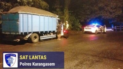 Rutinitas Satlantas Polres Karangasem Gelar Patroli, Berikan Himbauan Para Sopir Truk Agar Parkir di Bahu Jalan