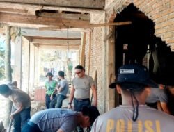 Meski Bulan Puasa, Polri di Aceh Tengah Gotong Royong Pulihkan Rumah Warga Terdampak
