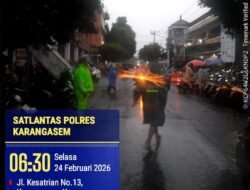 Utamakan Pejalan Kaki, Anggota Polres Karangasem Sebrangkan Warga Pejalan Kaki di Pasar Kesatriaan Amlapura