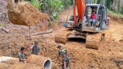 Perkuat Drainase Jalan, Satgas TMMD Ke-127 Kodim 0111/Bireuen Pasang Gorong-Gorong di Titik 4.