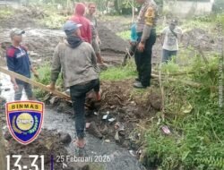 Bangun Komunikasi Bhabinkamtibmas Sambangi Para Pekerja, Berikan Himbauan Waspada Potensi Bencana saat Memasuki Cuaca Ekstrem